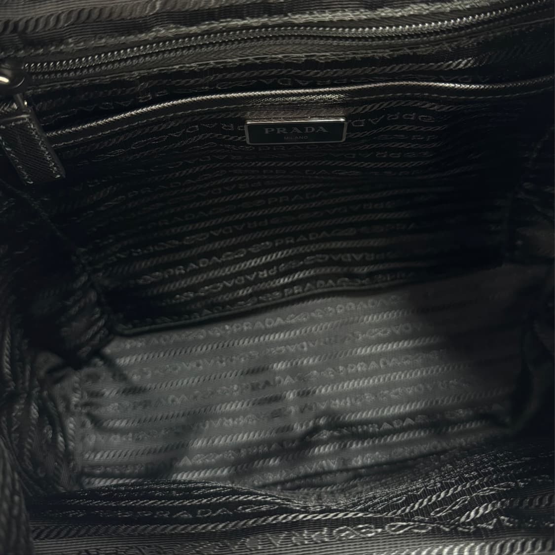 프라다 삼각로고 나일론 버클 백팩 블랙 (1BZ070) 상품이미지10