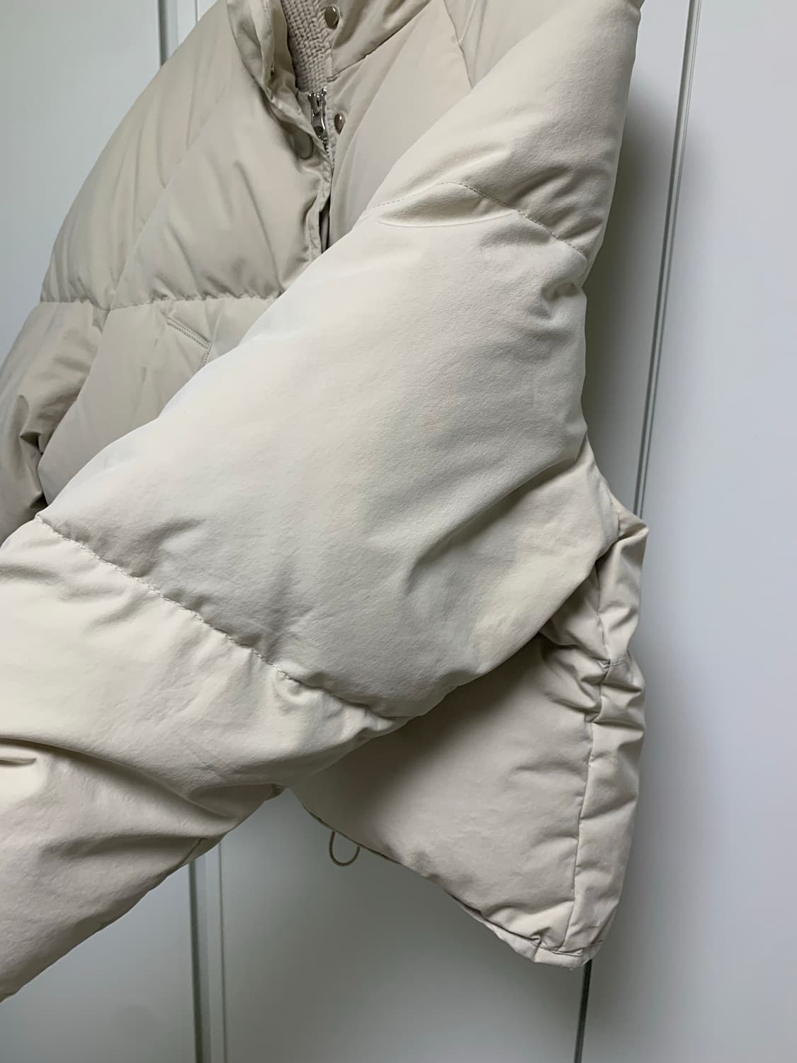 낫띵리튼 크롭드 스트링 푸퍼 자켓 숏패딩 포그 화이트 상품이미지4