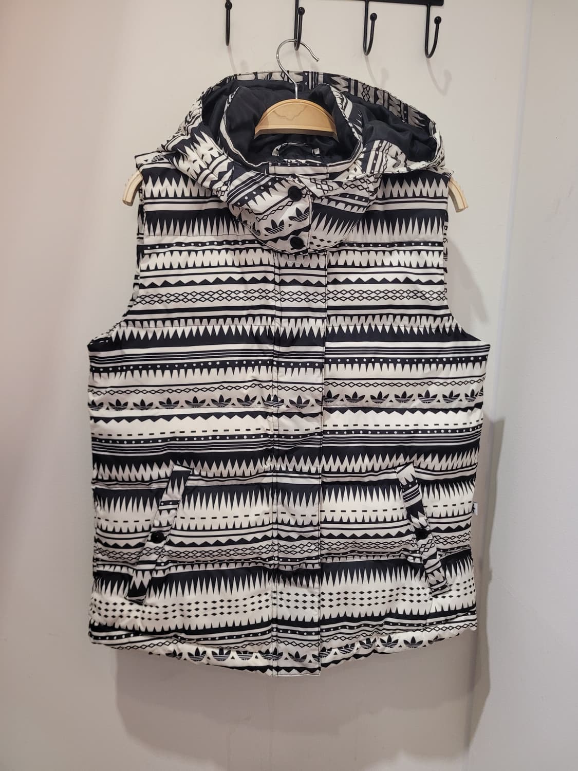 아디다스 로고 패턴 후드 패딩 베스트 90사이즈 상품이미지1