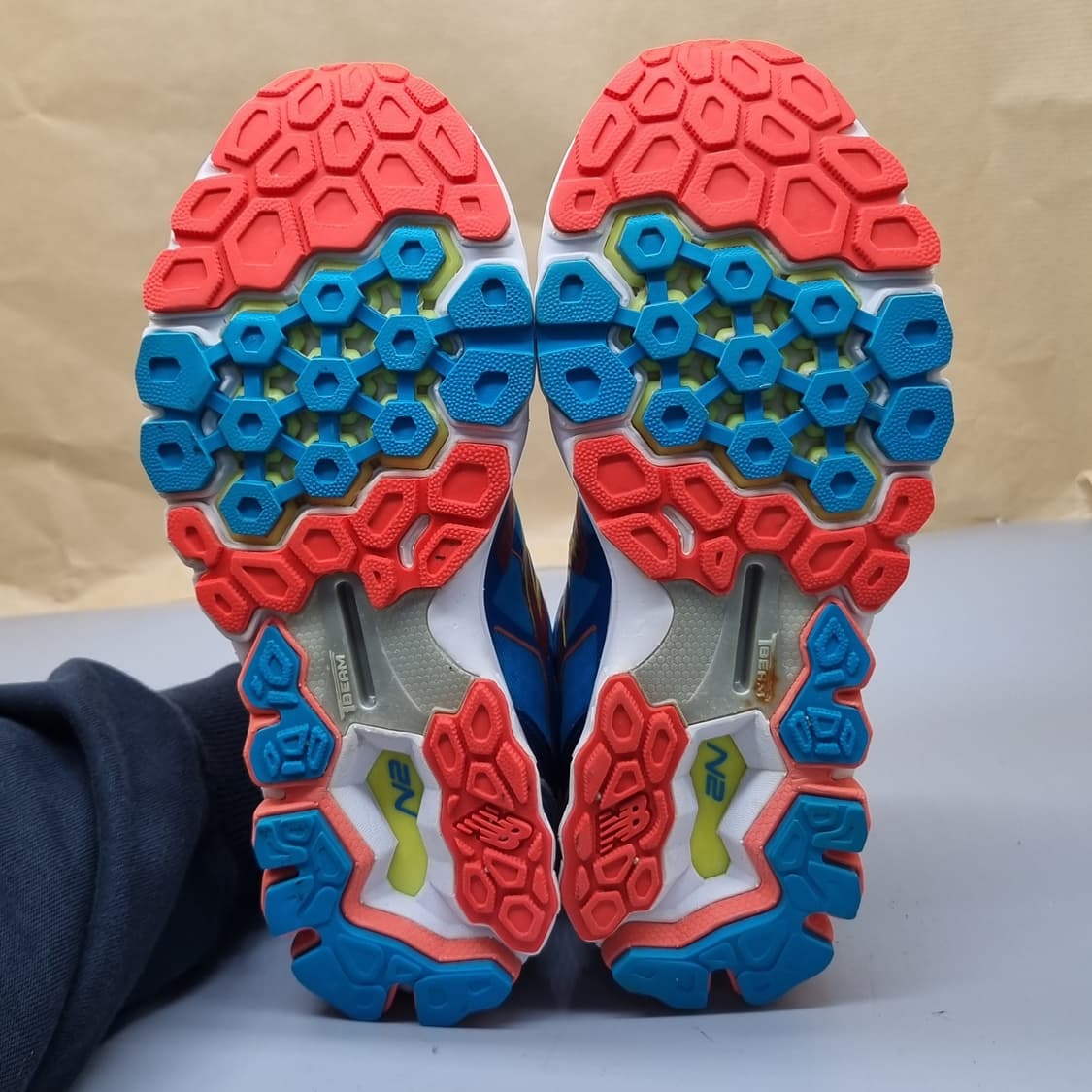 뉴발란스 1080 V4 여성운동화240  상품이미지3