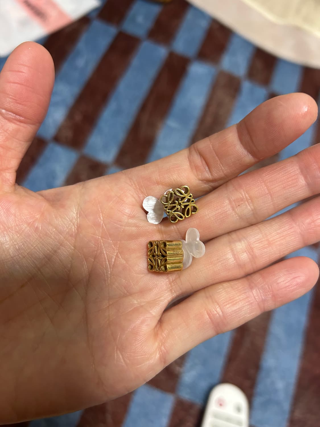 로에베 아나그램 로고 귀걸이 상품이미지3