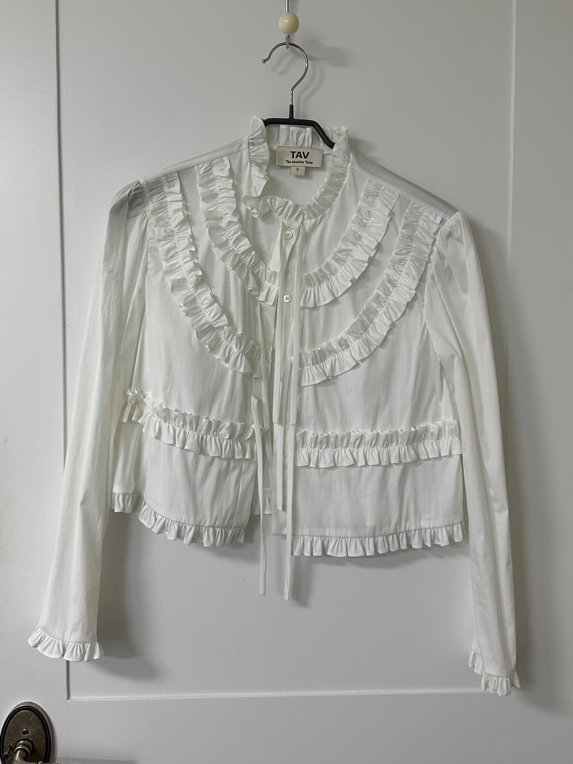 TAV Signature Frill Ribbon Blouse 상품이미지5