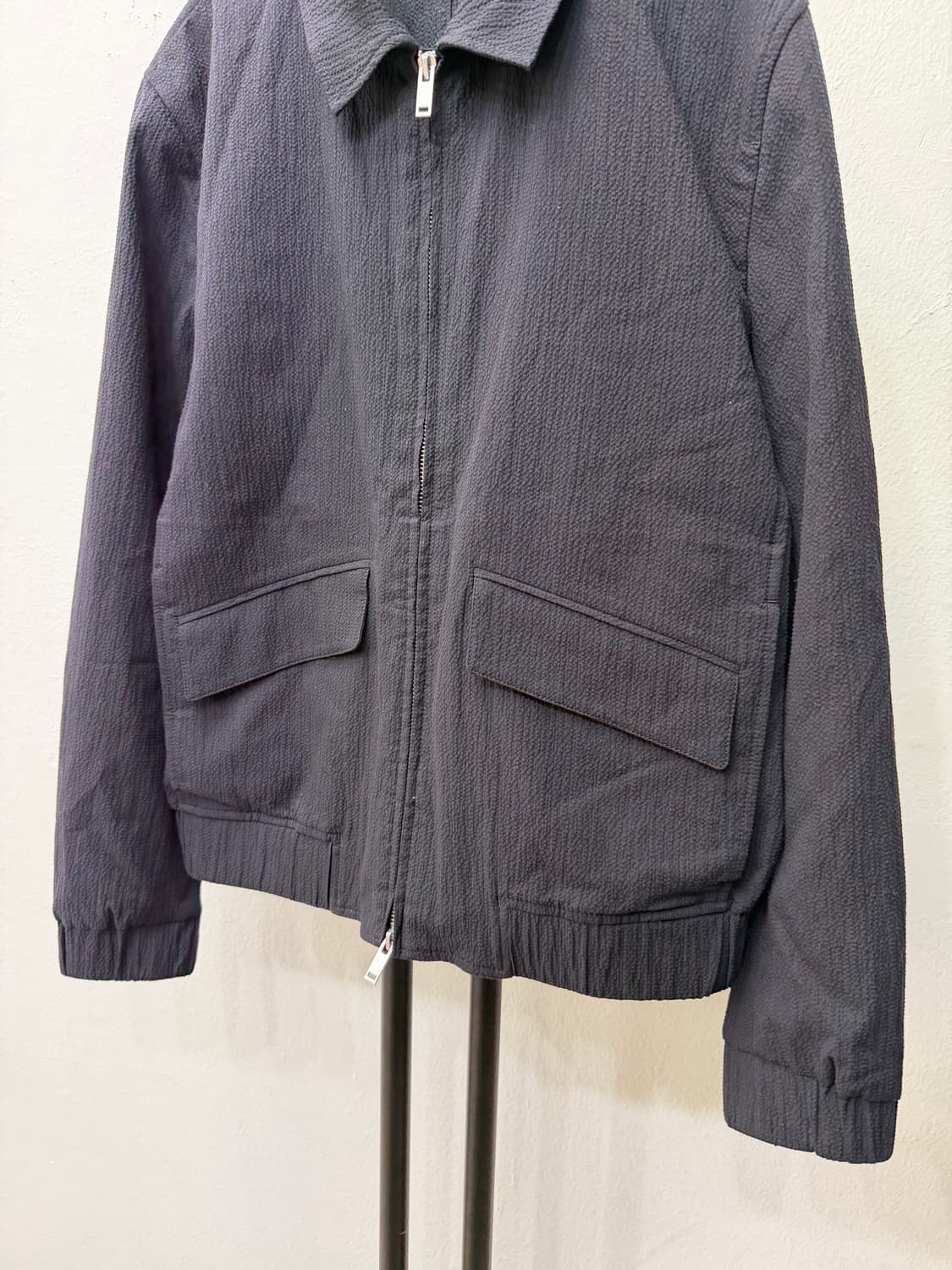 정품) COS 코스 남성 블랙 텍스쳐 봄버 자켓 S 상품이미지3