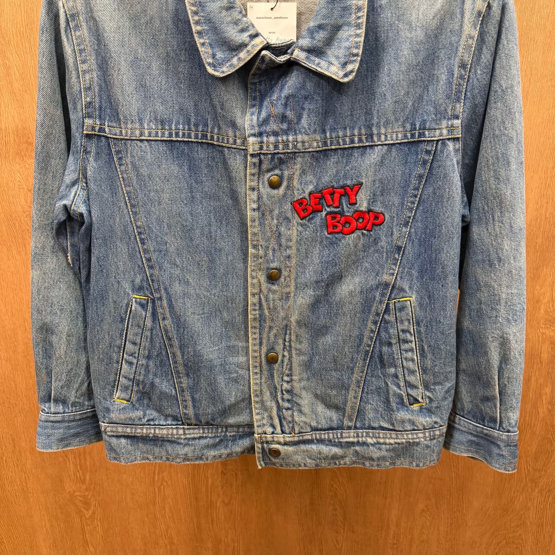 베티붑 코튼 데님 자켓 로고 캐릭터 자수 디테일 레귤러핏 블루 상품이미지5