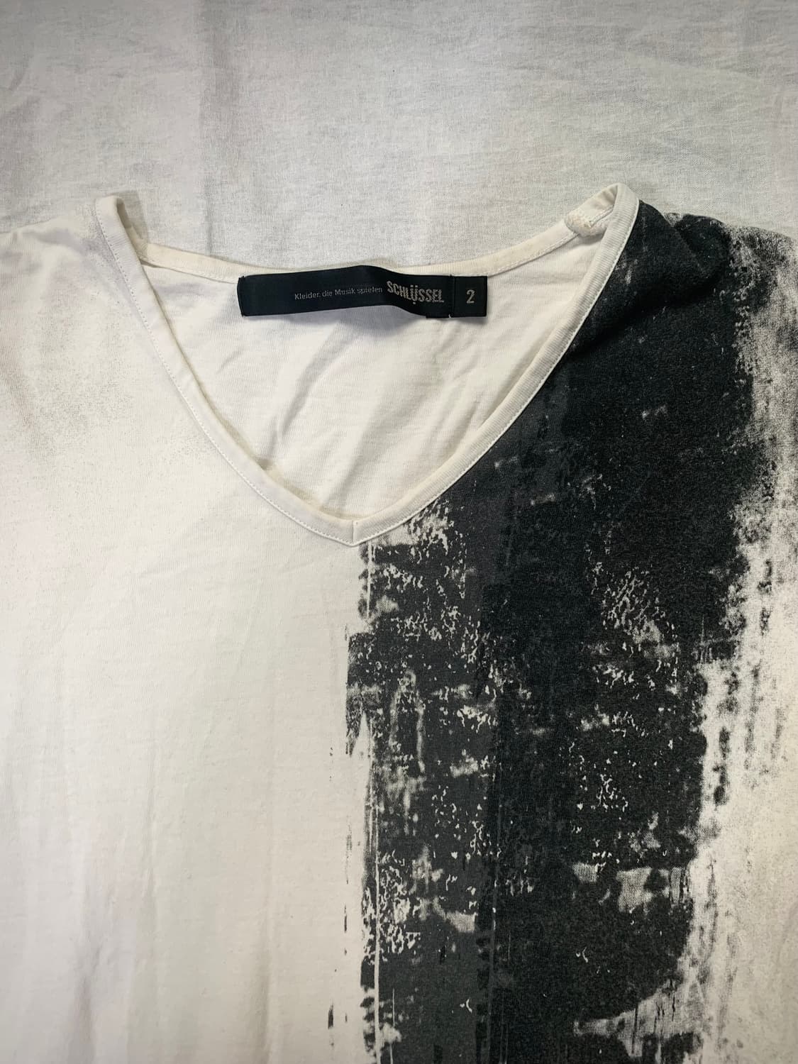 Schlüssel v-neck t-shirt  Price: 6.5  어깨 상품이미지2