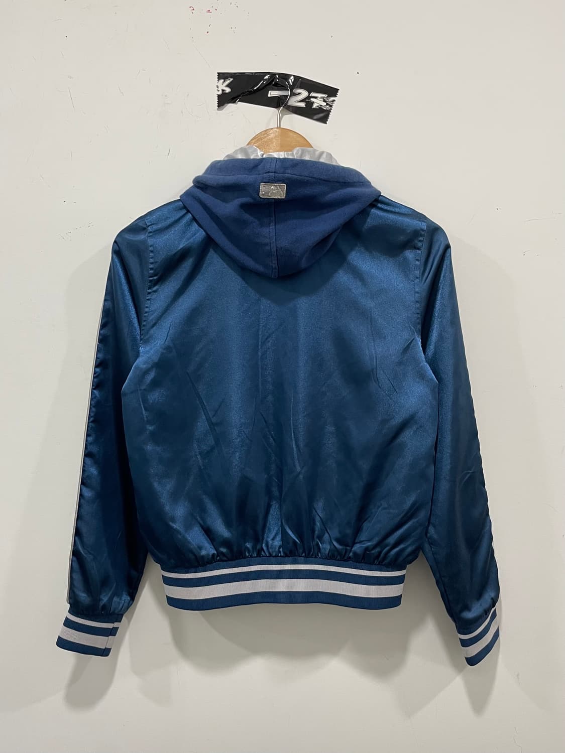 MLB 뉴욕 양키스 새틴 후드 슬림핏 크롭 바시티자켓 상품이미지5