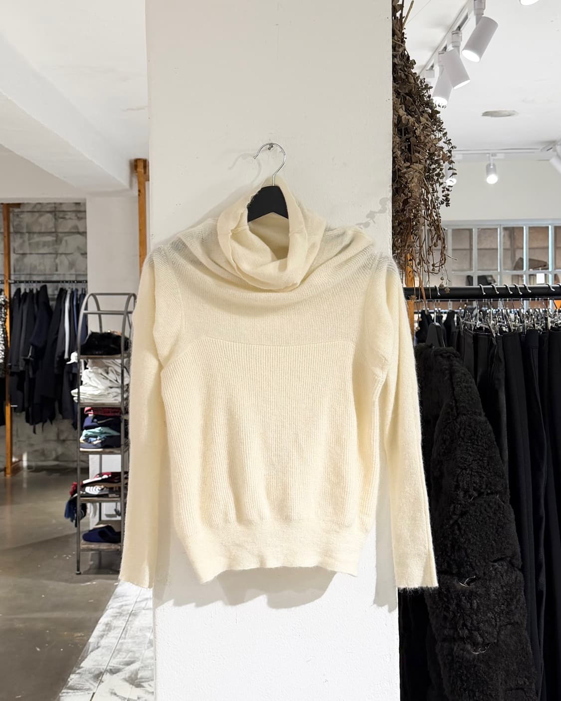 자크뮈스 아이보리 모헤어 백 컷아웃 니트  상품이미지1