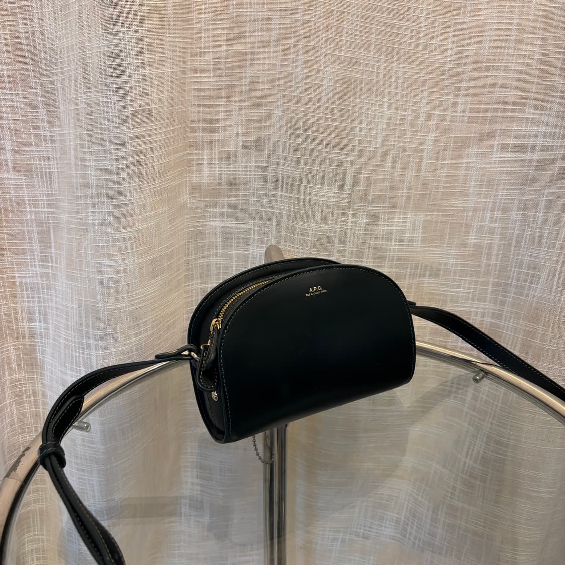 정품 아페쎄 하프문 미니 크로스백   상품이미지3