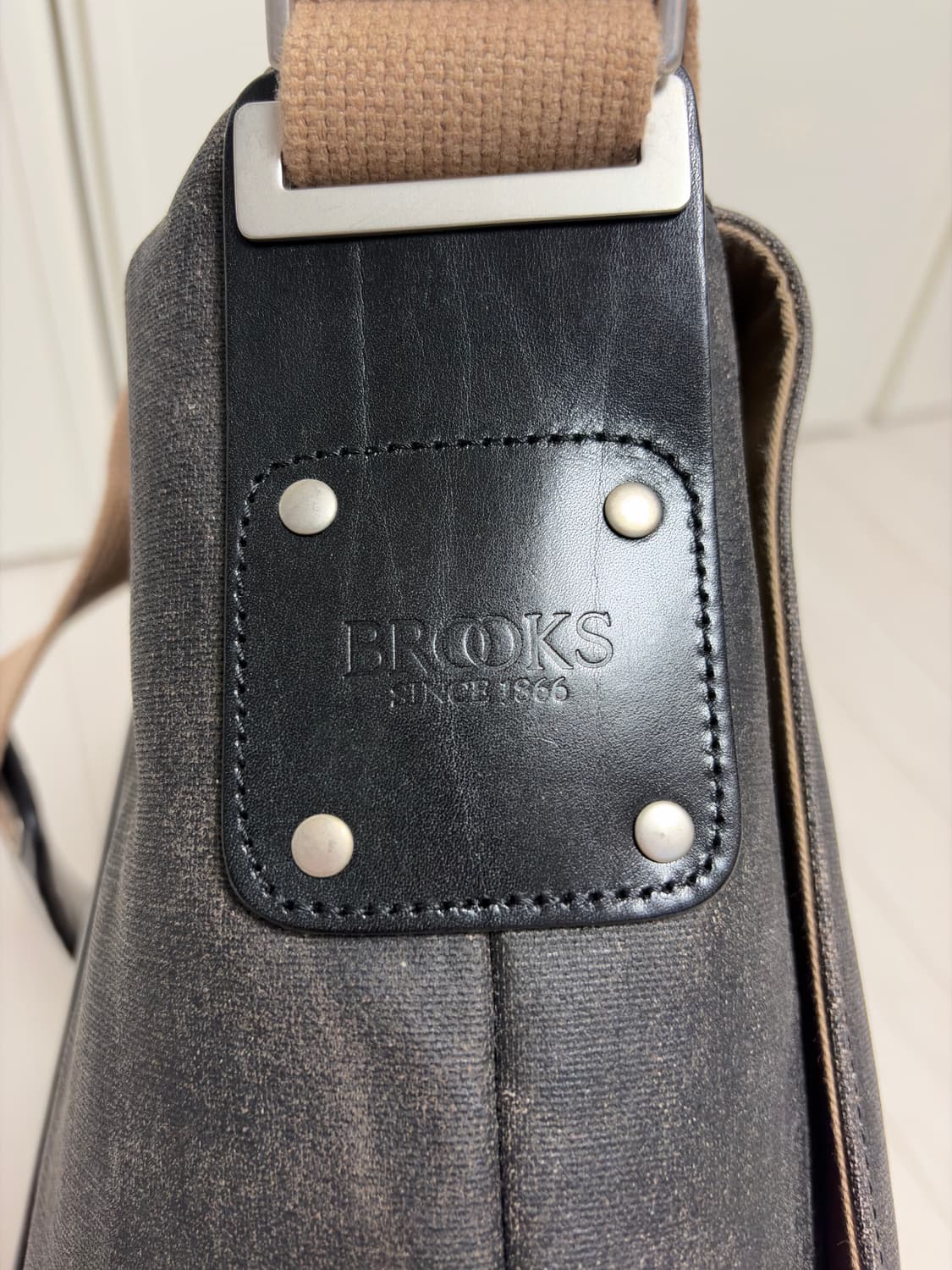 브룩스 잉글랜드 Barbican 크로스백 팝니다 상품이미지8