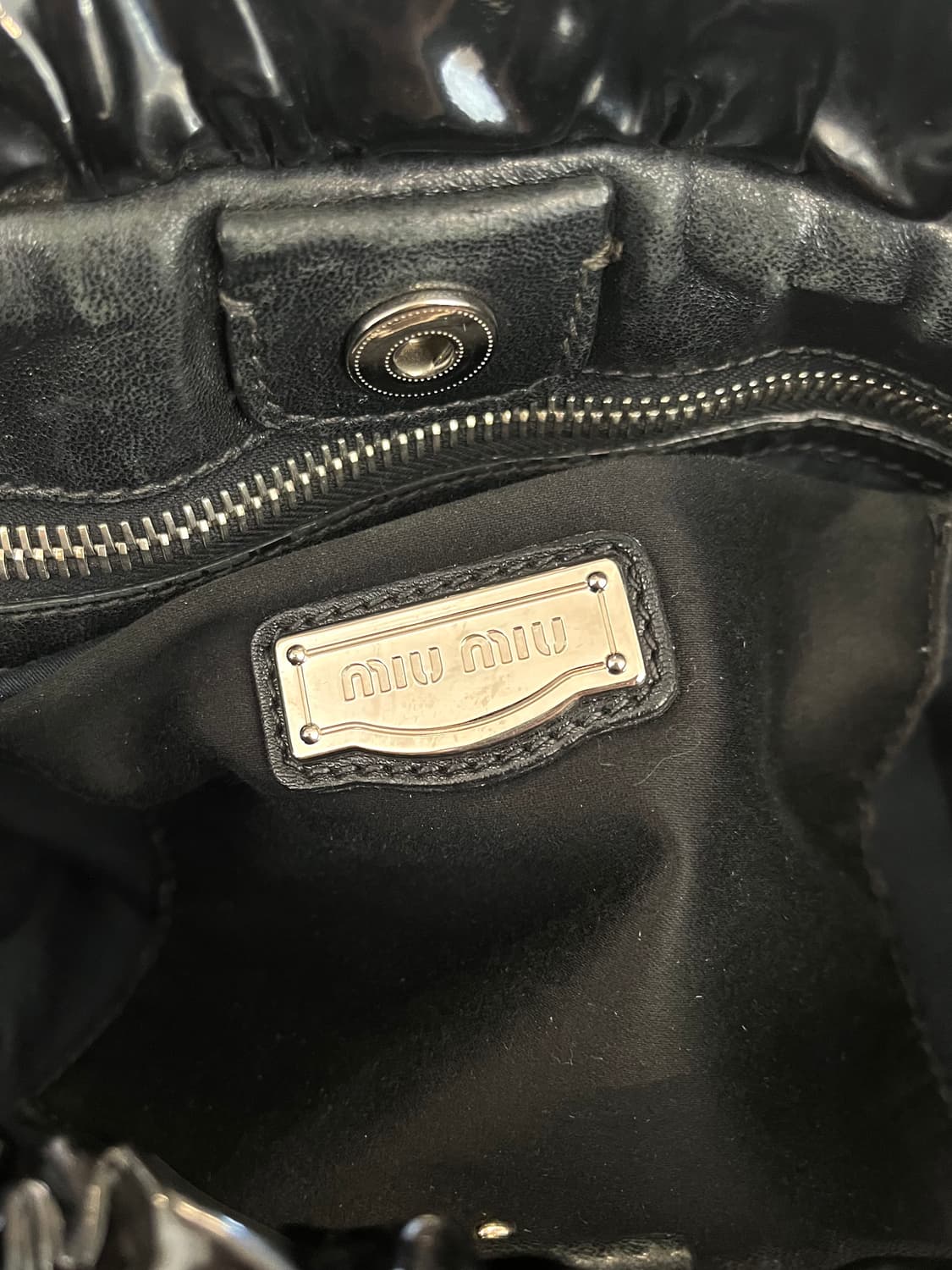 미우미우 페이던트 레더 토트백 상품이미지6