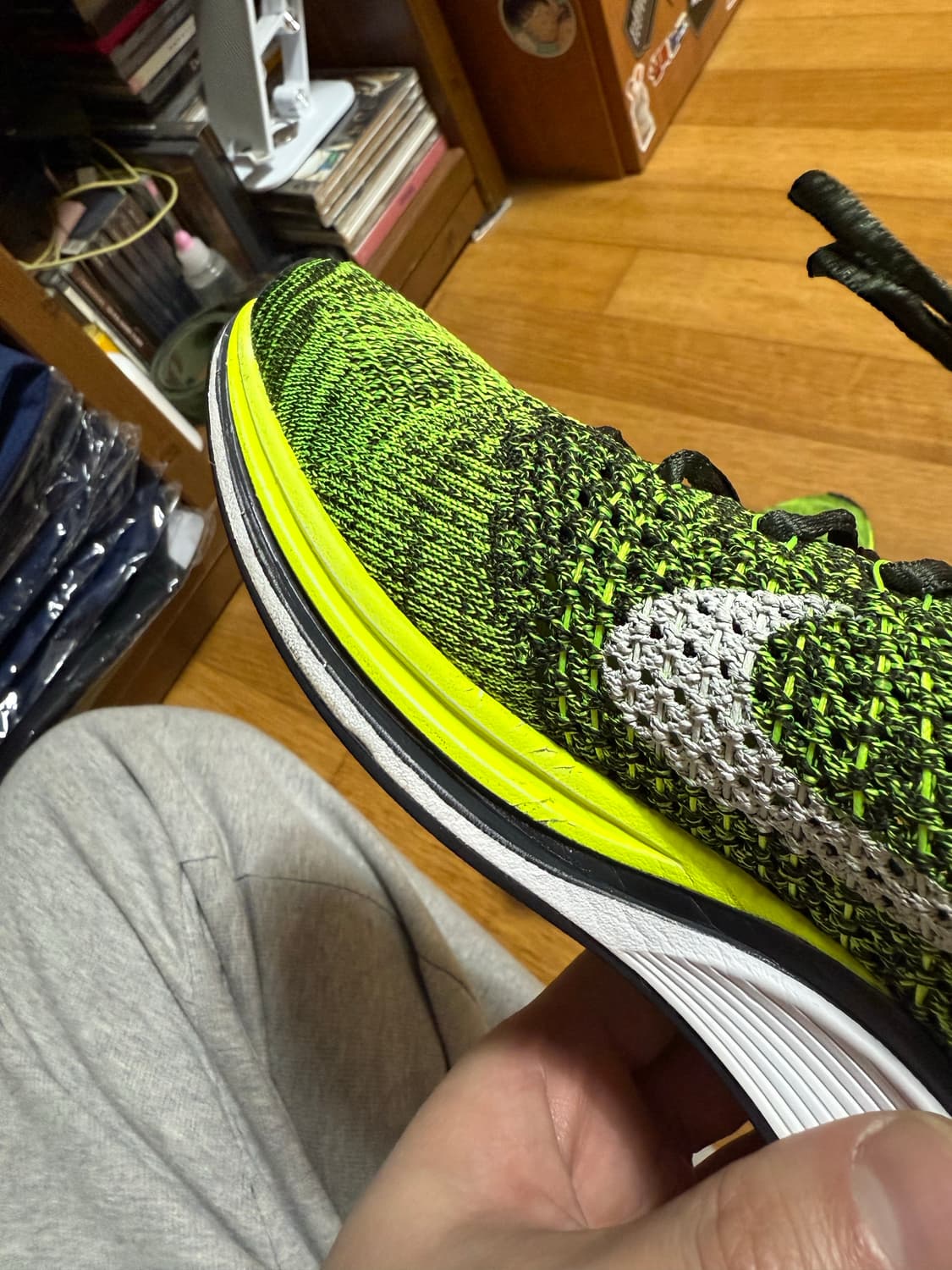 255 나이키 플라이니트 레이서 볼트 상품이미지4