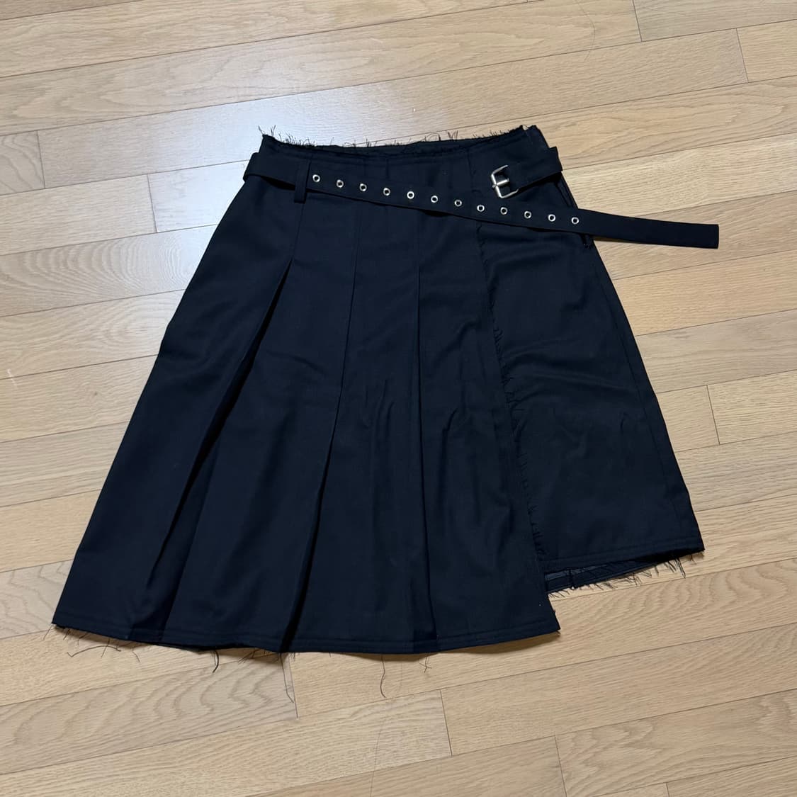 인사일런스 로우컷 플리츠 스커트 상품이미지6