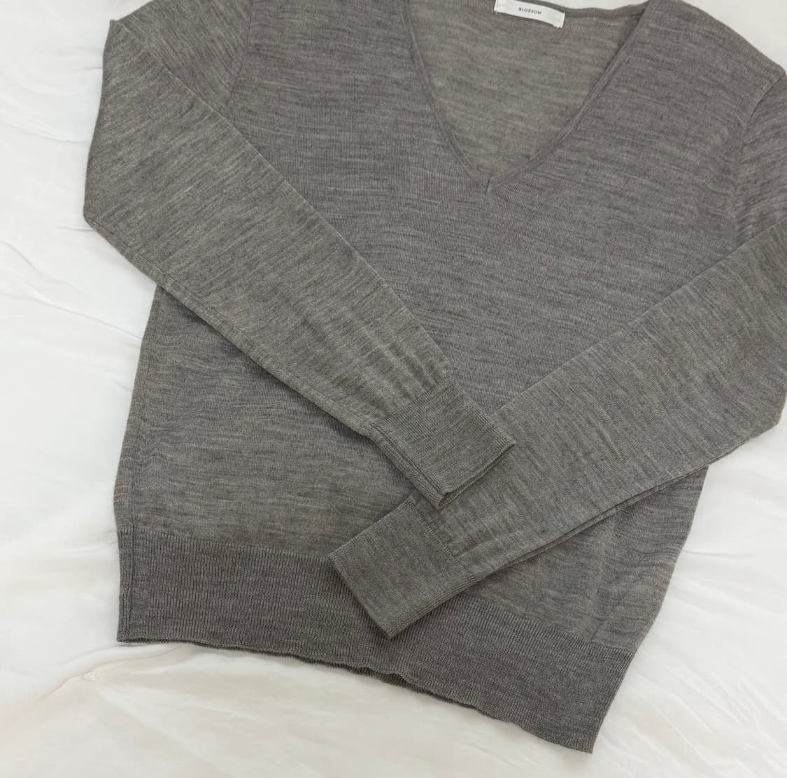 블러썸 에이치 컴퍼니 브이넥니트 상품이미지3