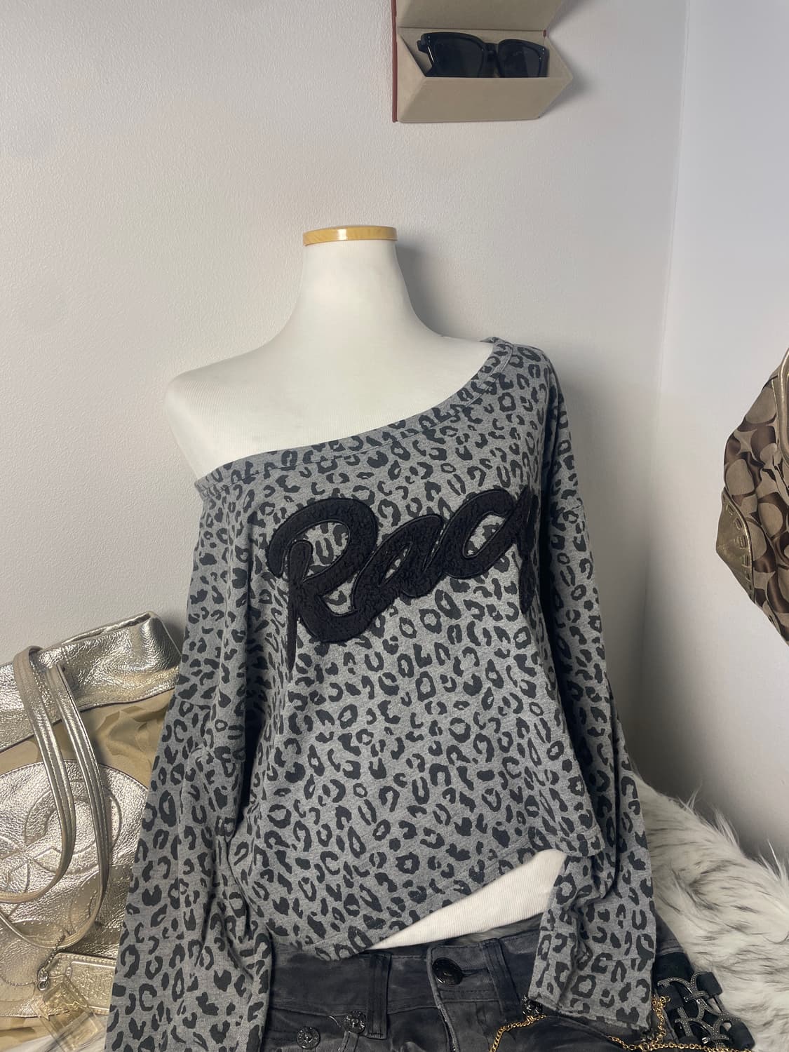 빈티지 그레이 호피 오프숄더 맨투맨 상품이미지2