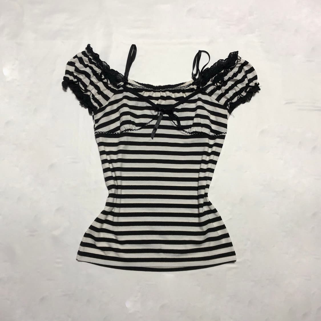 레이스 스트라이프 퍼프 슬리브 티셔츠  블랙 화이트 상품이미지1