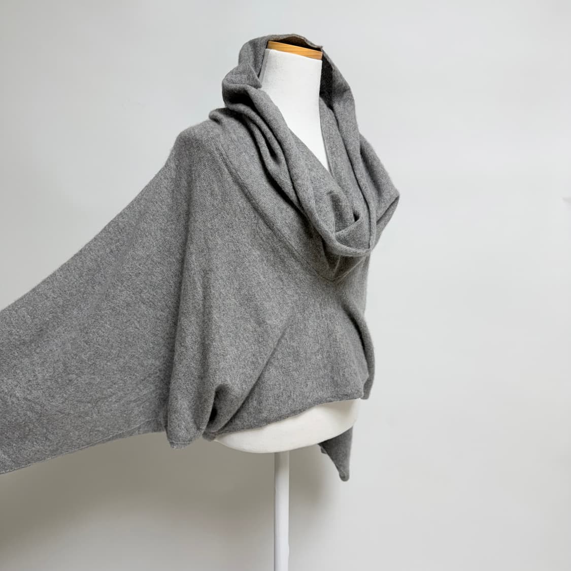 [캐시미어 100%] 드레이프 언발 그레이 니트 탑 상품이미지5