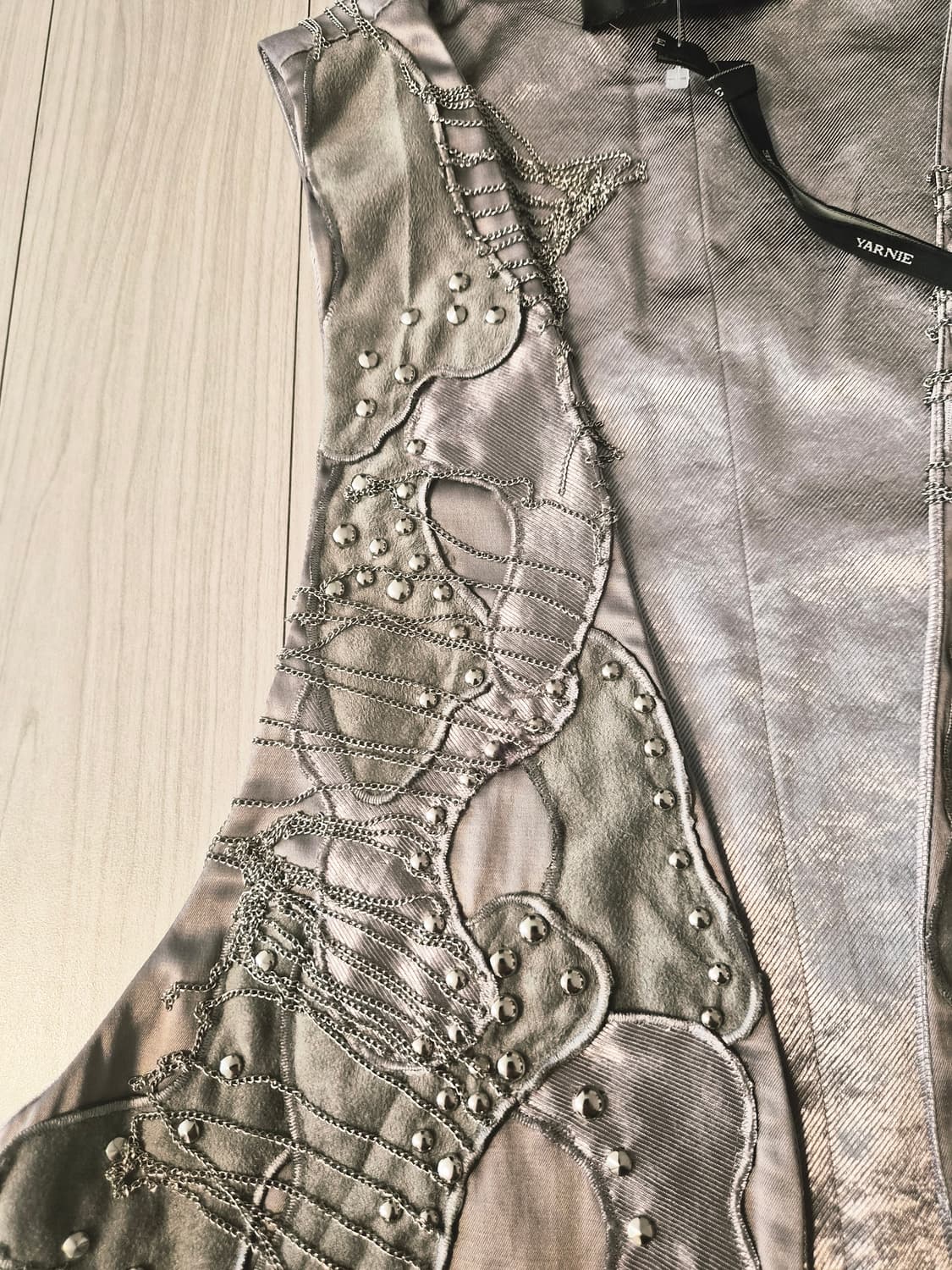 (새상품) YARNIE 뉴욕 실버 체인&스터드 자수 포인트 베스트 상품이미지3