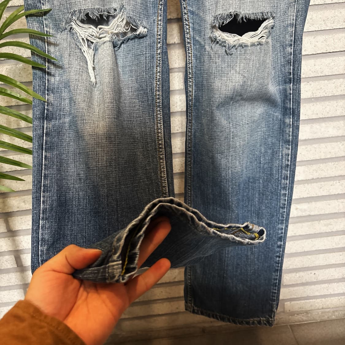 DKNY 클래식 인디고 페이드 데님팬츠 디스트로이드 디테일 상품이미지6