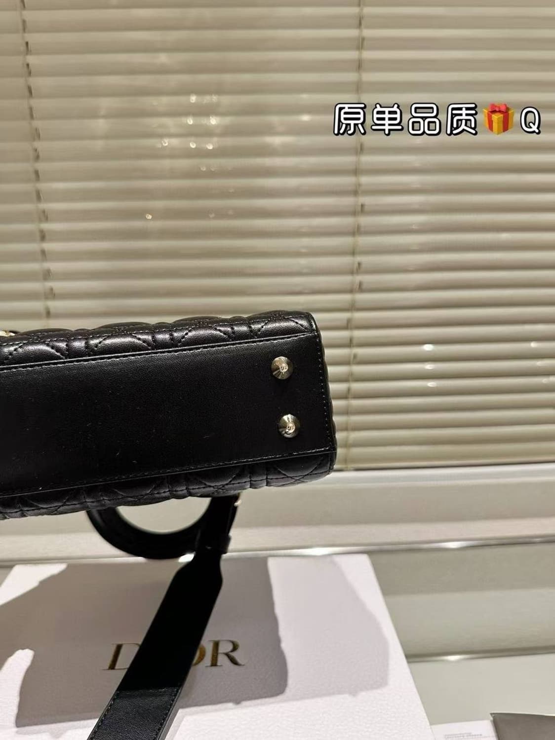 디올 레이디 디올 미니 백
까나쥬 스티칭 퀼트 블랙 상품이미지6