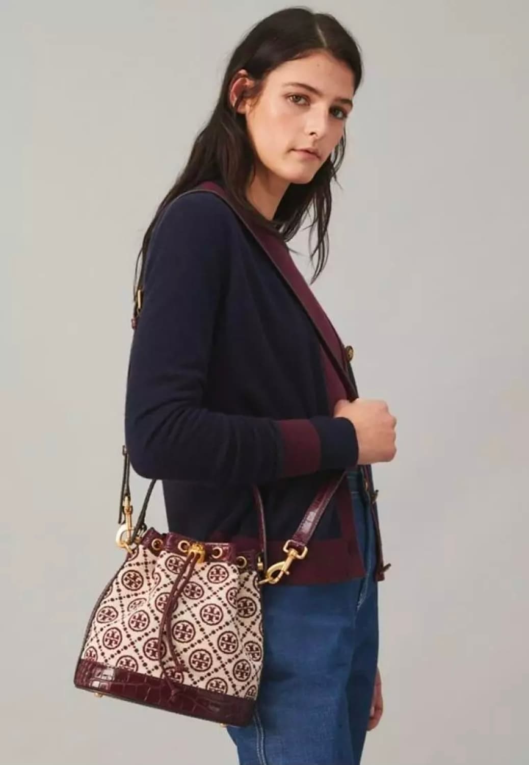 토리버치 T모노그램 로고 크로스 버킷백  상품이미지8