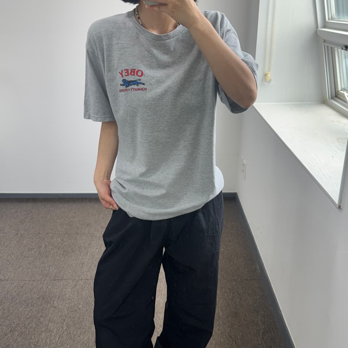 Obey 오베이 백 포인트 로고 그레이 반팔  상품이미지1