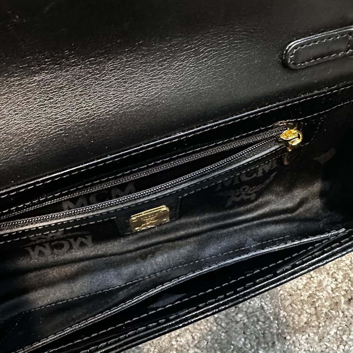 엠씨엠 블랙 페이턴트 가죽 체인백 상품이미지7