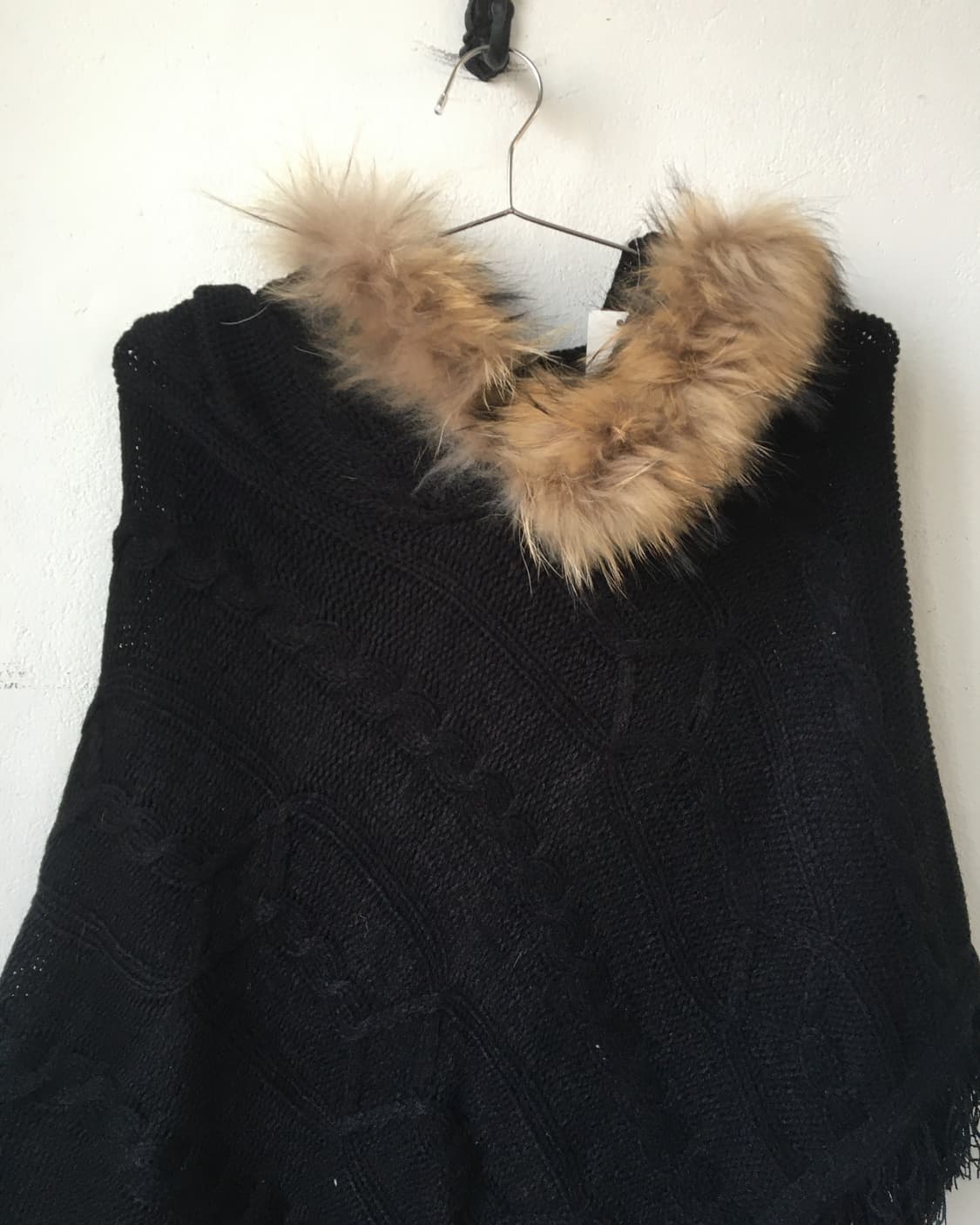 Fake fur hood fringe knit cape 상품이미지3