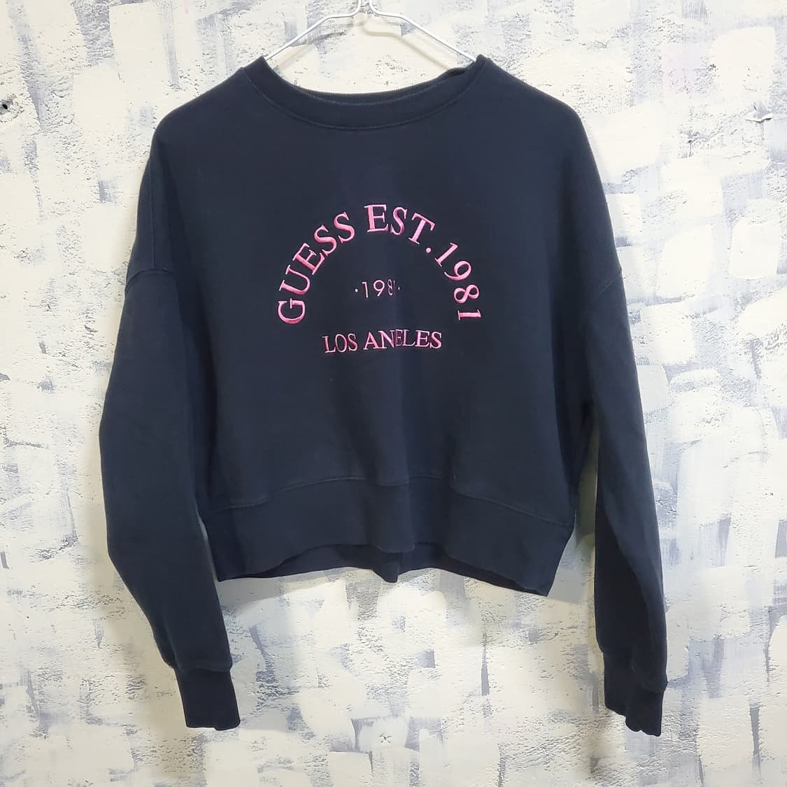 게스 네이비 핑크 로고 크롭 맨투맨  상품이미지1