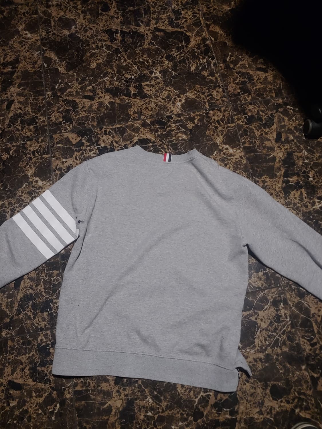 톰브라운 사선 완장 맨투맨 팝니다 상품이미지4