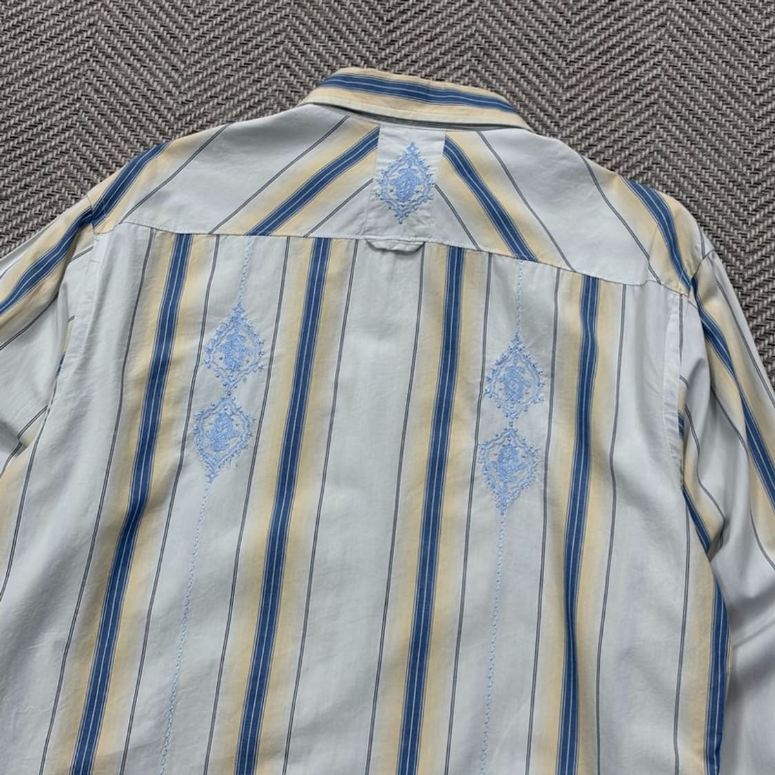 게스 자수 디테일 스트라이프셔츠 v2918 상품이미지4