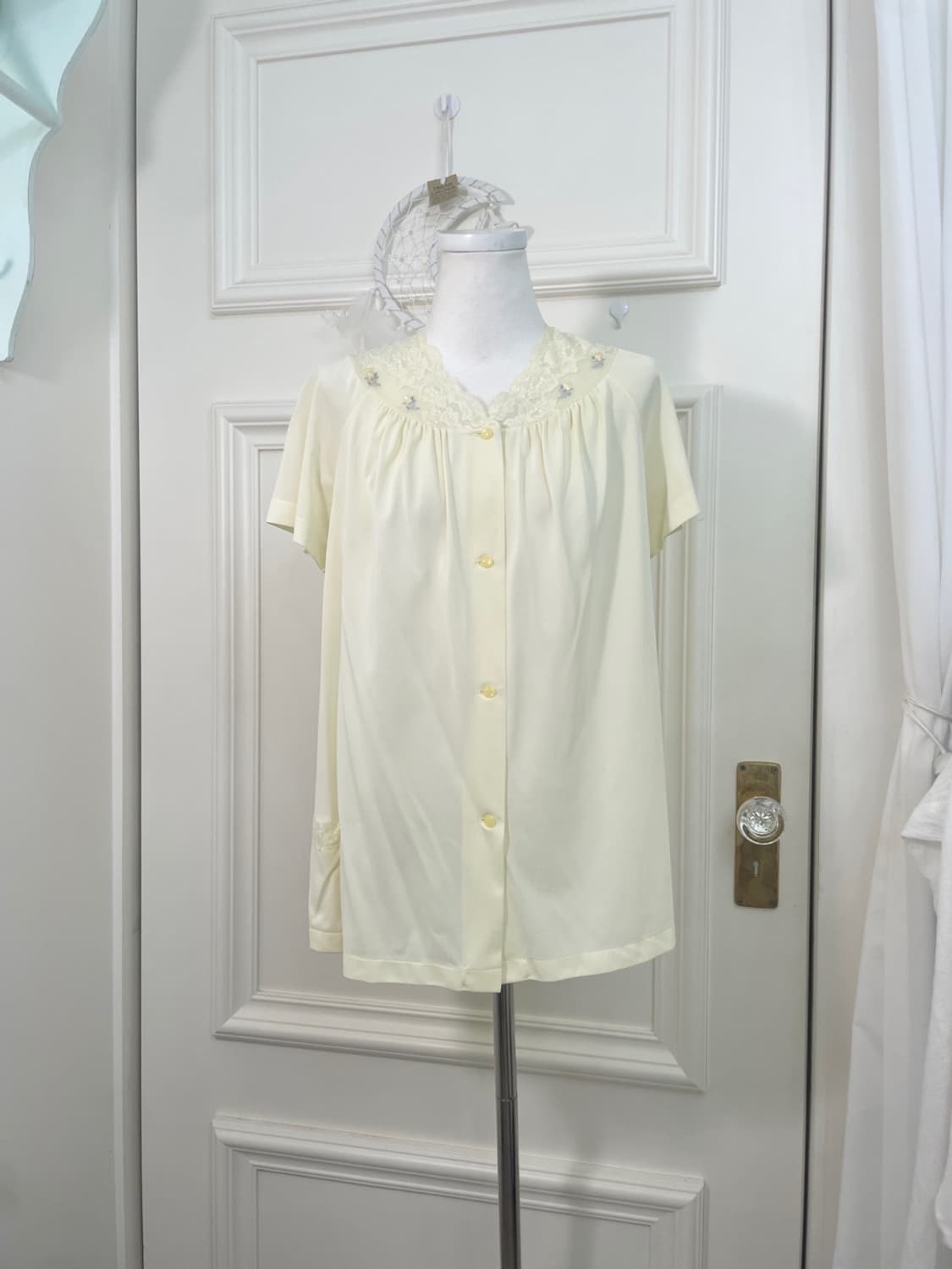 light yellow lace embroidery half blouse 상품이미지1