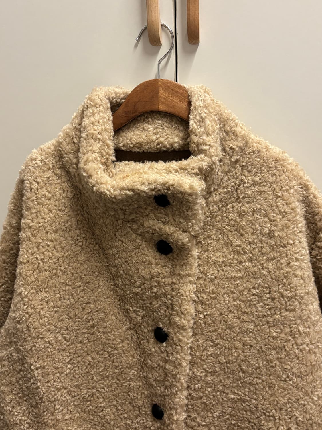 모디무드 뽀글이 양털 하프 코트 베이지 상품이미지4