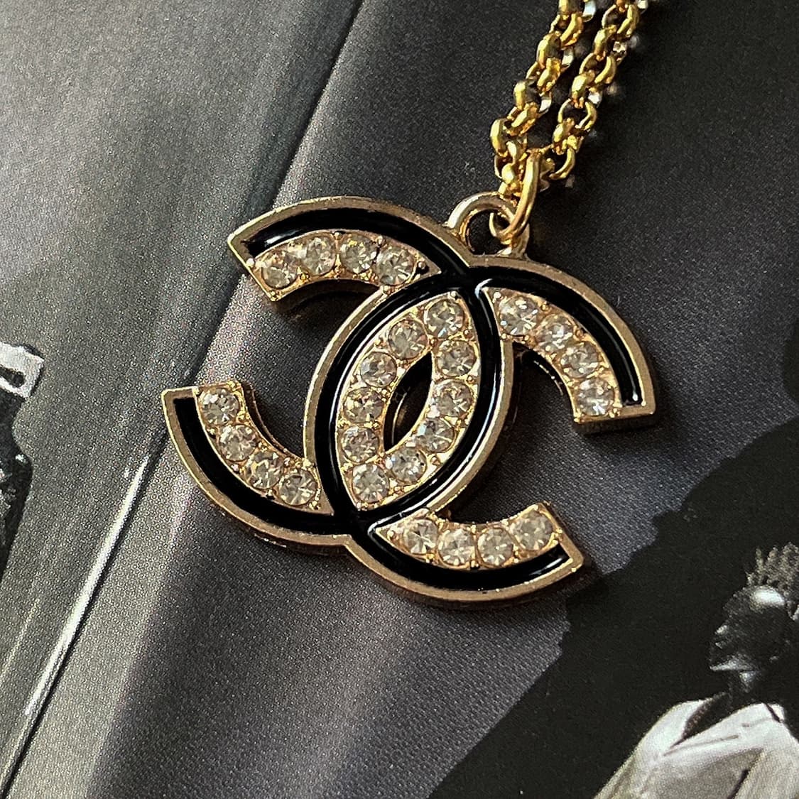 샤넬 크리스탈 블레이드 골드 롱 목걸이 블랙  상품이미지3