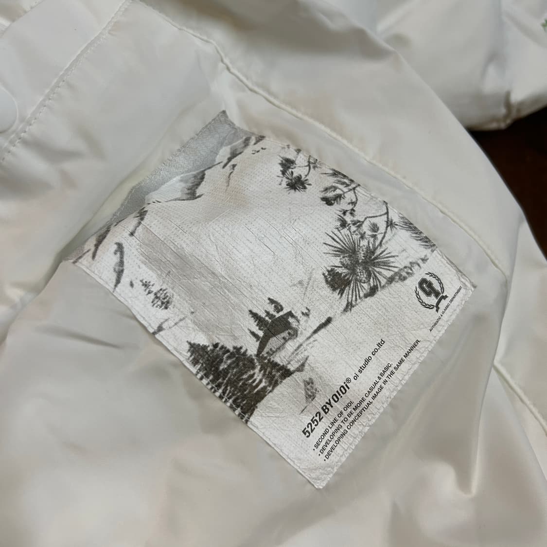 OIOI 오아이오아이 설산패딩 화이트 프린팅 숏패딩 상품이미지7