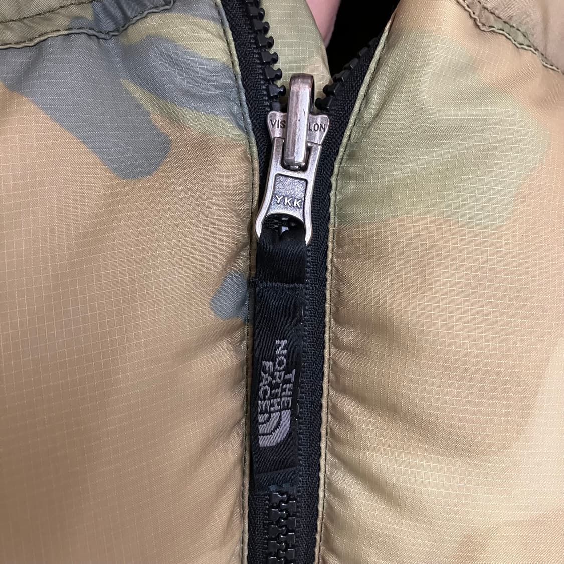 노스페이스 센터로고 카모 패딩 눕시 700 상품이미지9