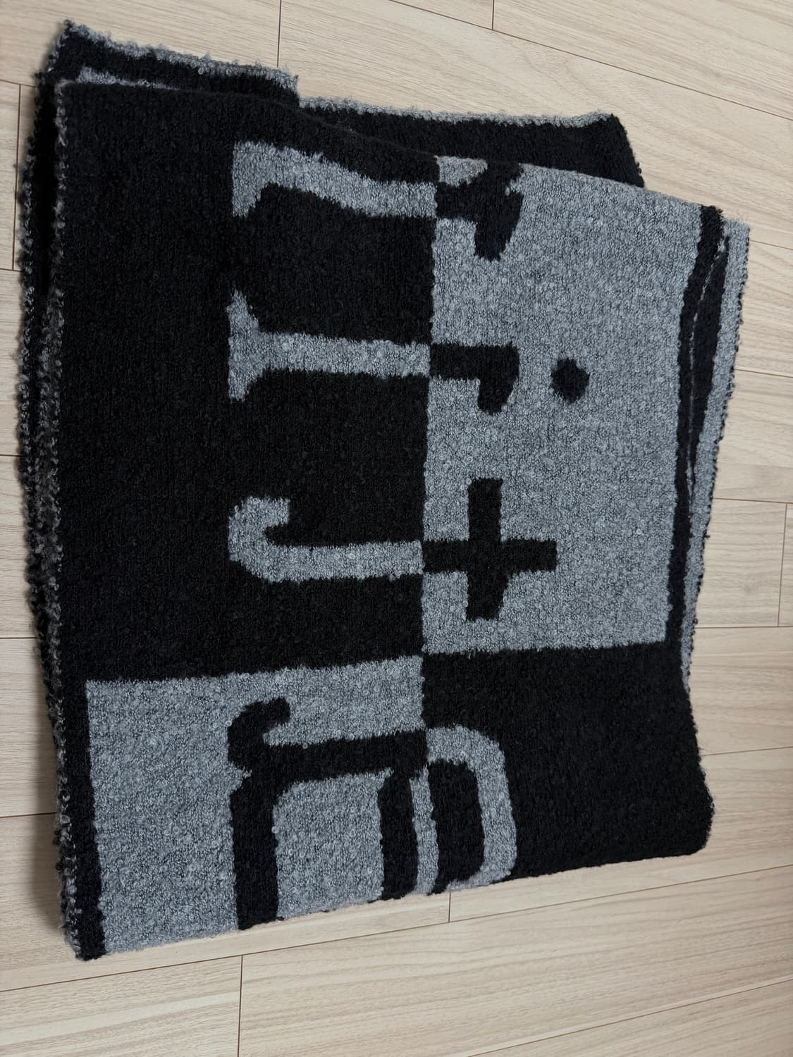 마뗑킴 로고 체크보드 머플러 인 그레이 상품이미지2