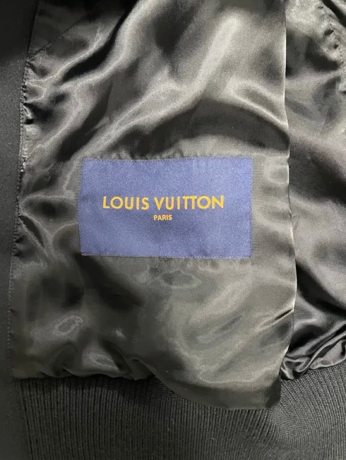 루이비통 엠보스 모노그램 레더 바시티 자켓 48 백화점택 상품이미지5