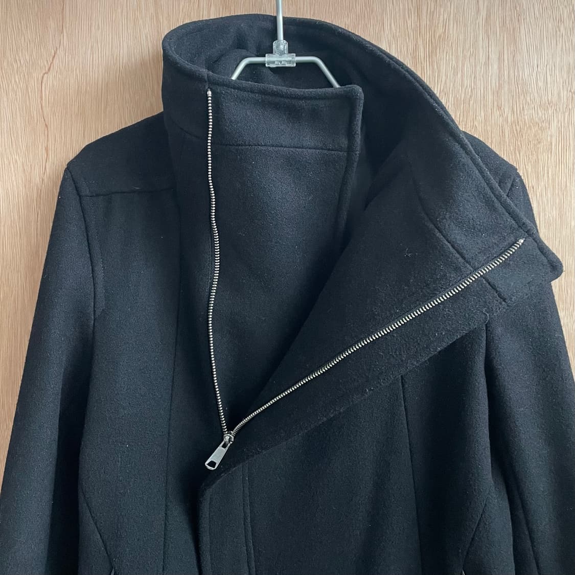 Schlüssel 사선 집업 하이넥 코트 상품이미지8