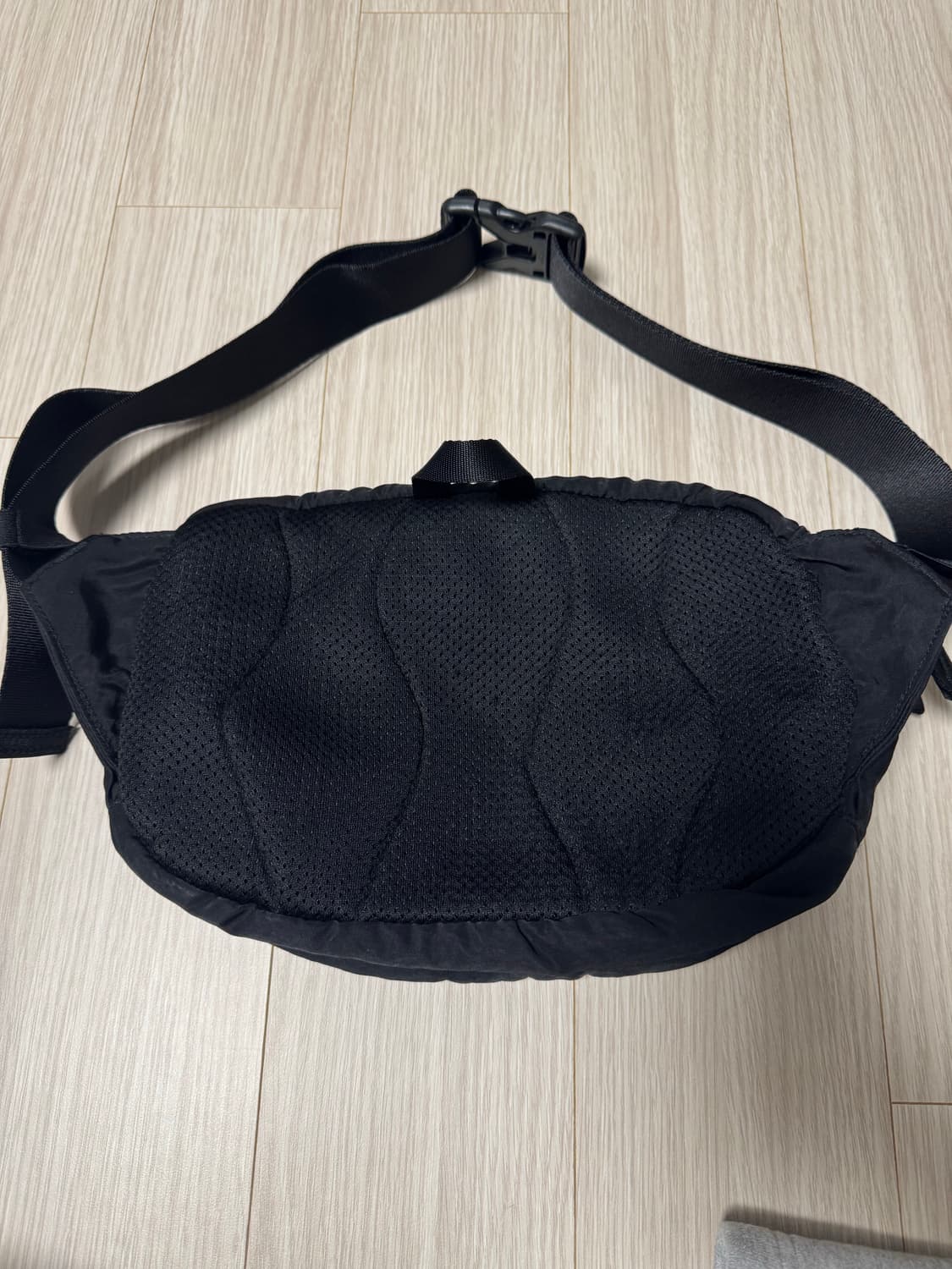 cp컴퍼니 나일론 B렌즈 크로스백 25ss 블랙 팝니다. 상품이미지4