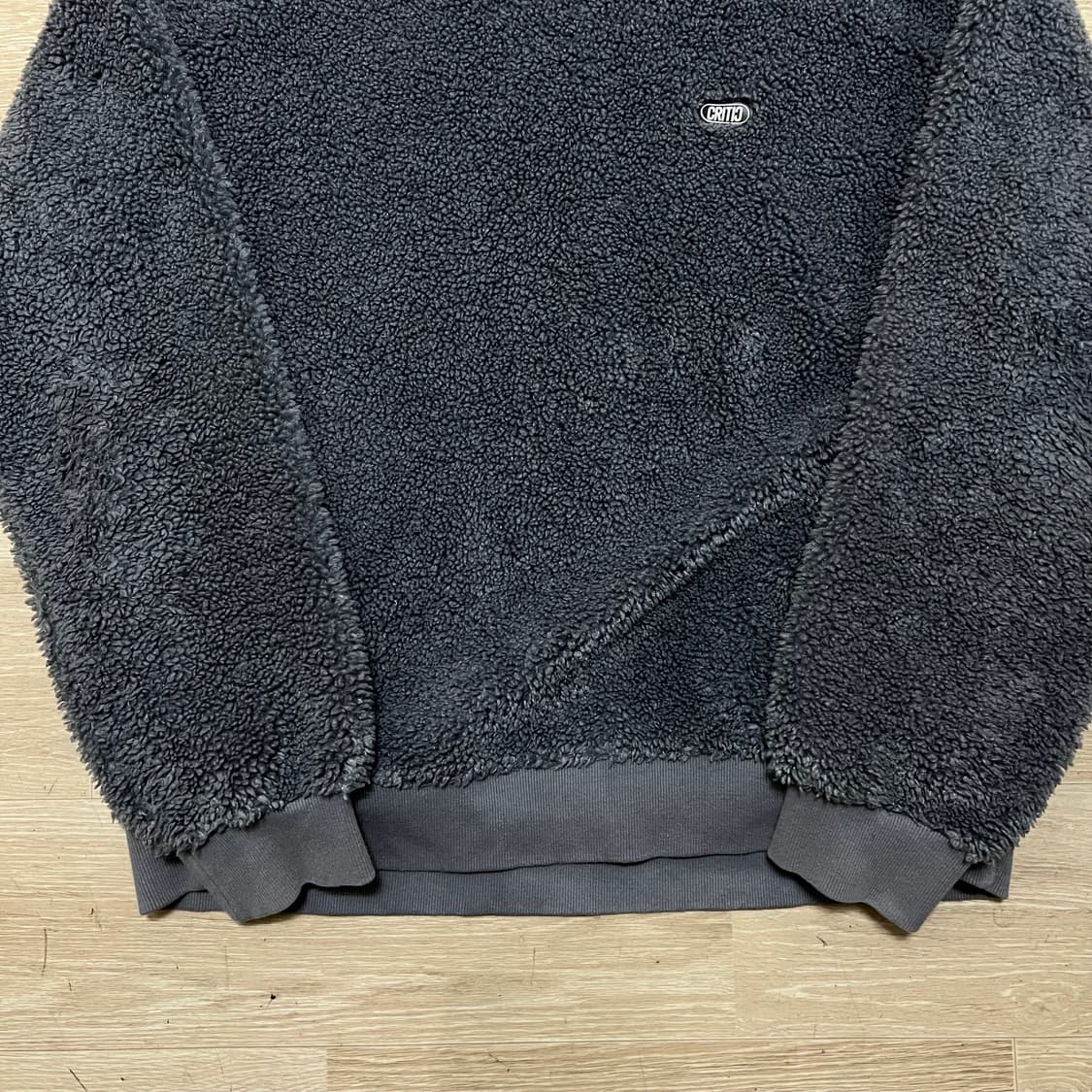 크리틱 로고 와펜 뽀글이 크루넥 웜업 맨투맨[차콜] XL/105 상품이미지3