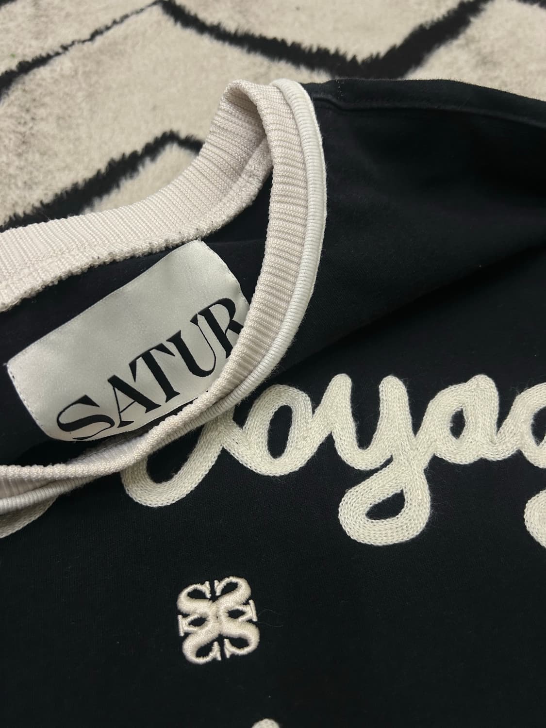 [XL]세터 자수 보야지 반팔/블랙 상품이미지5