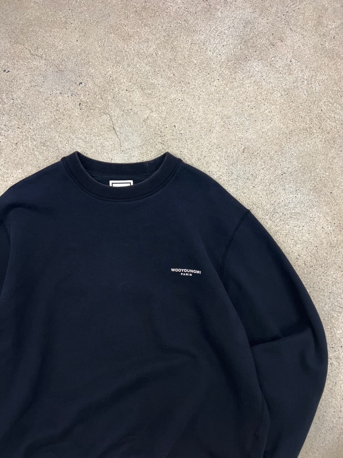 우영미 스퀘어라벨 블랙 맨투맨 상품이미지6