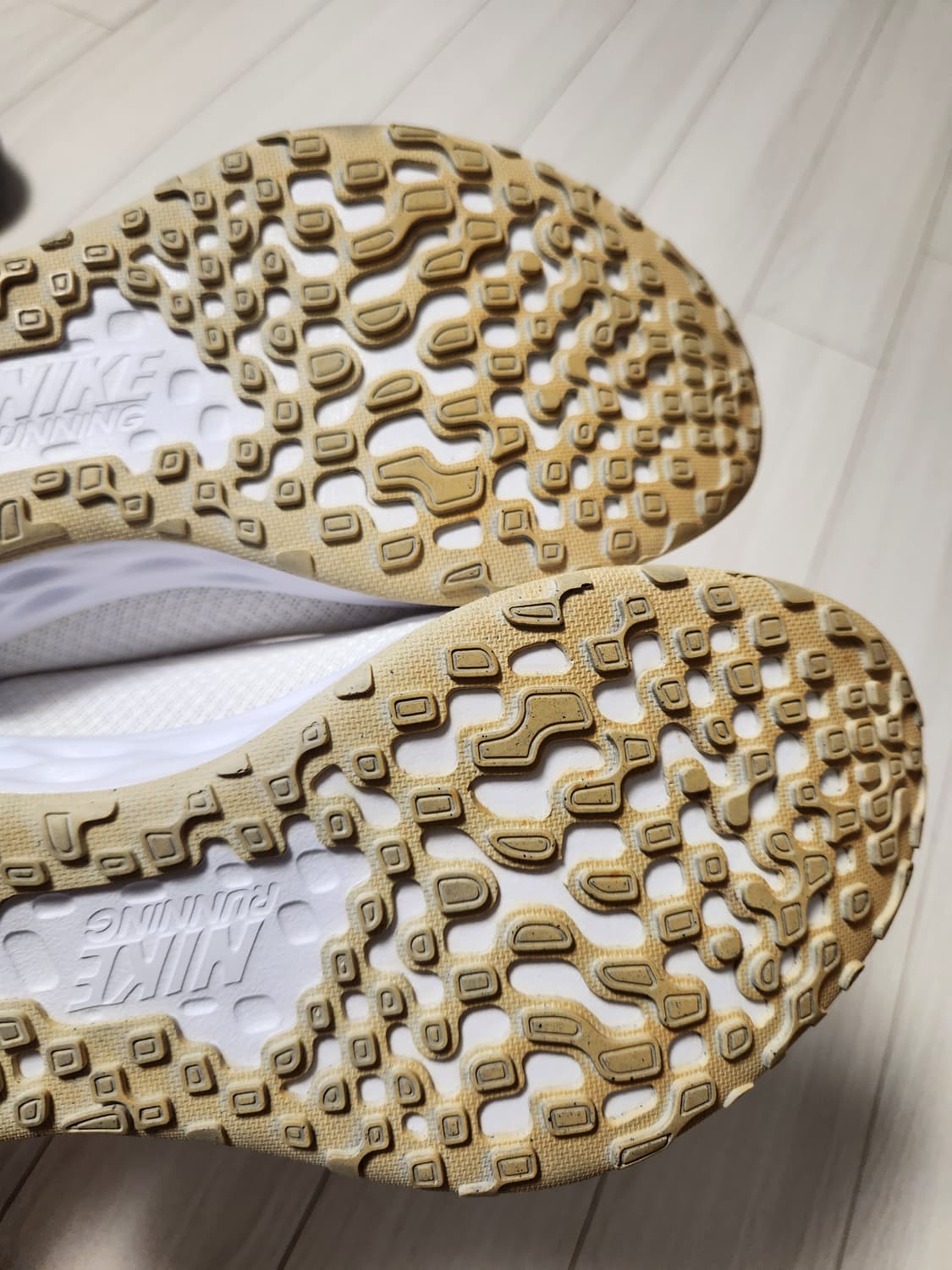 나이키 레볼루션 6 넥스트 네이처 사이즈265 DC3728-102

 상품이미지8