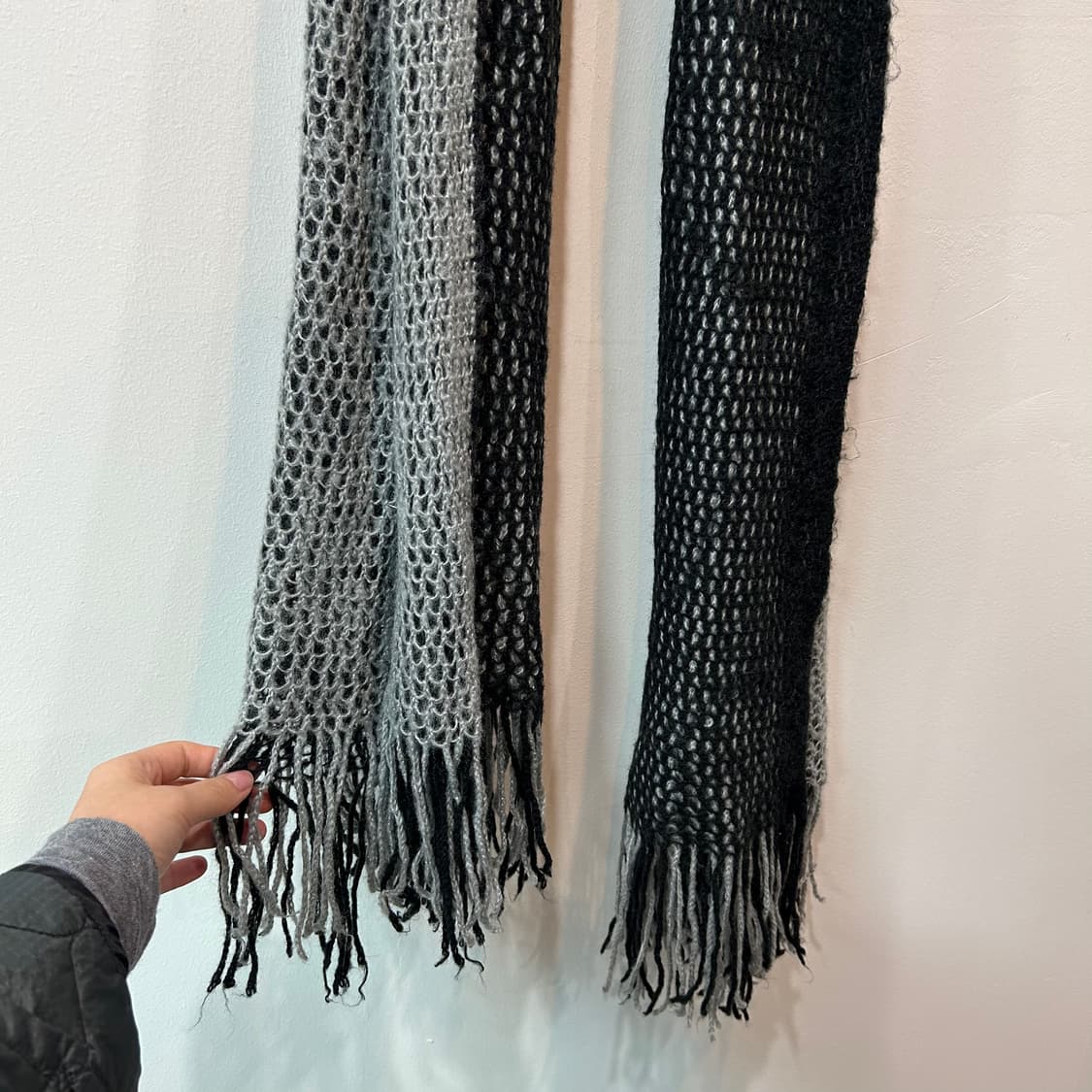 블랙그레이 크로셰 머플러 상품이미지3