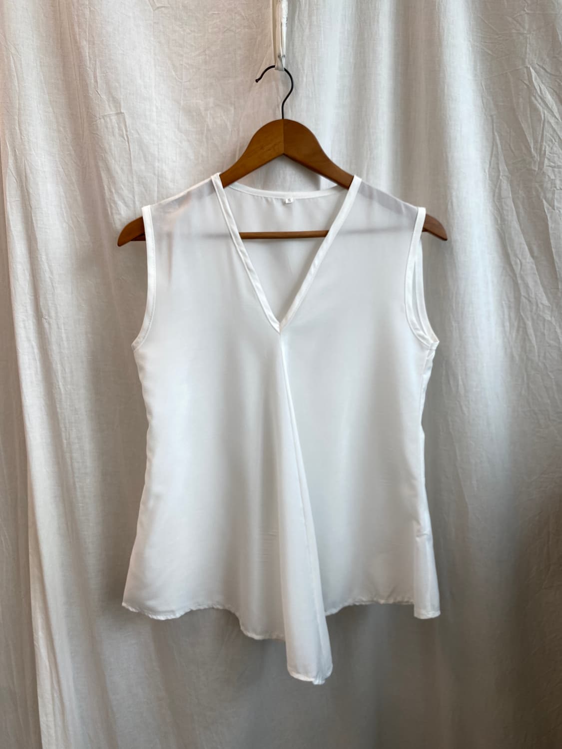 브이넥 화이트 슬리브리스탑(M) 상품이미지2