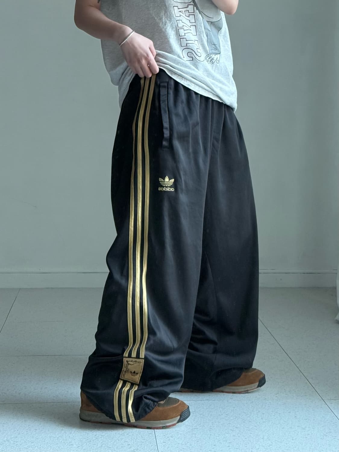 아디다스 블랙 골드 츄바 상품이미지2