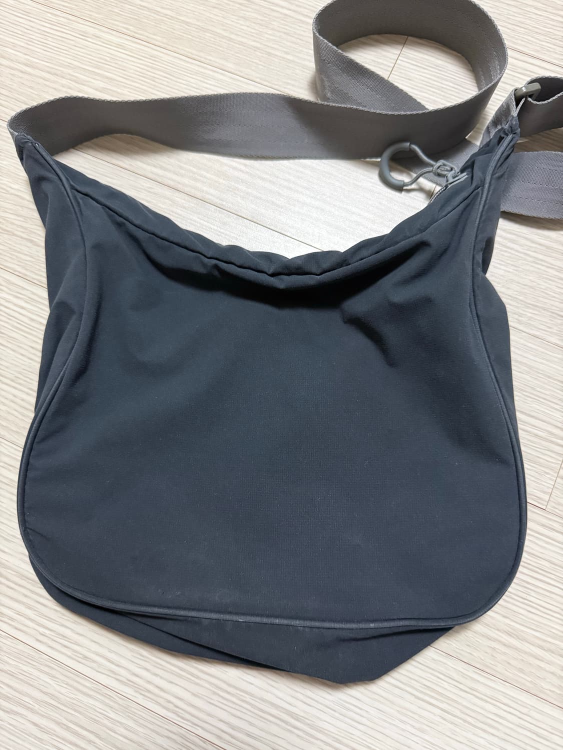 미스치프 롬버스 크로스백 블랙 상품이미지3