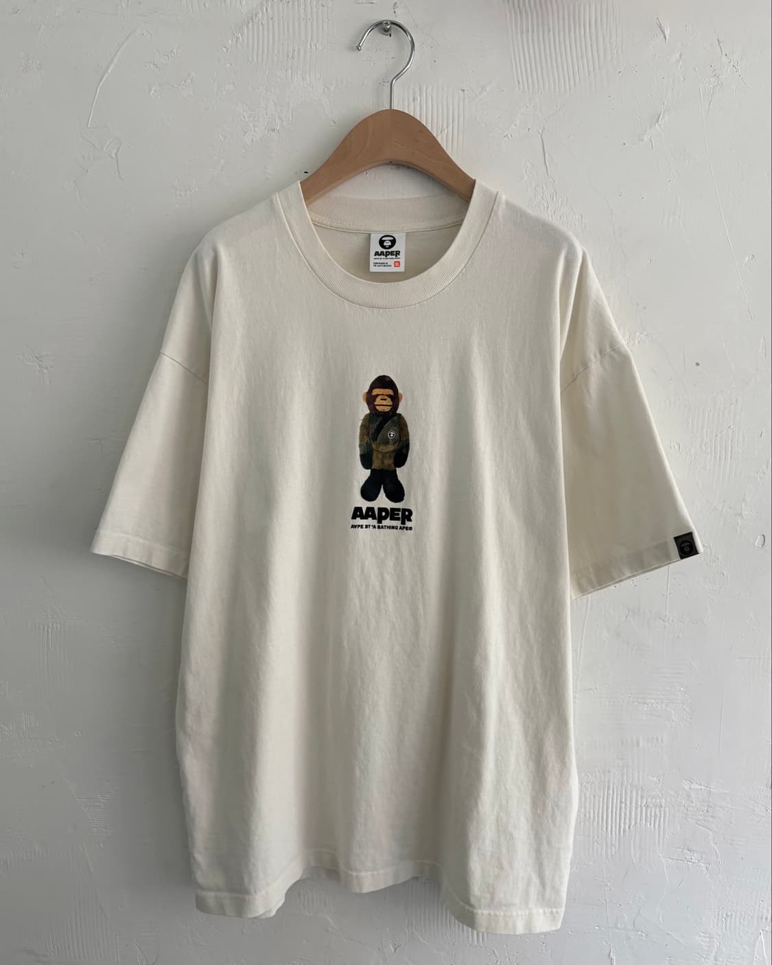 Aape 에이프 아이보리 메디콤보이 그래픽 티셔츠 상품이미지1