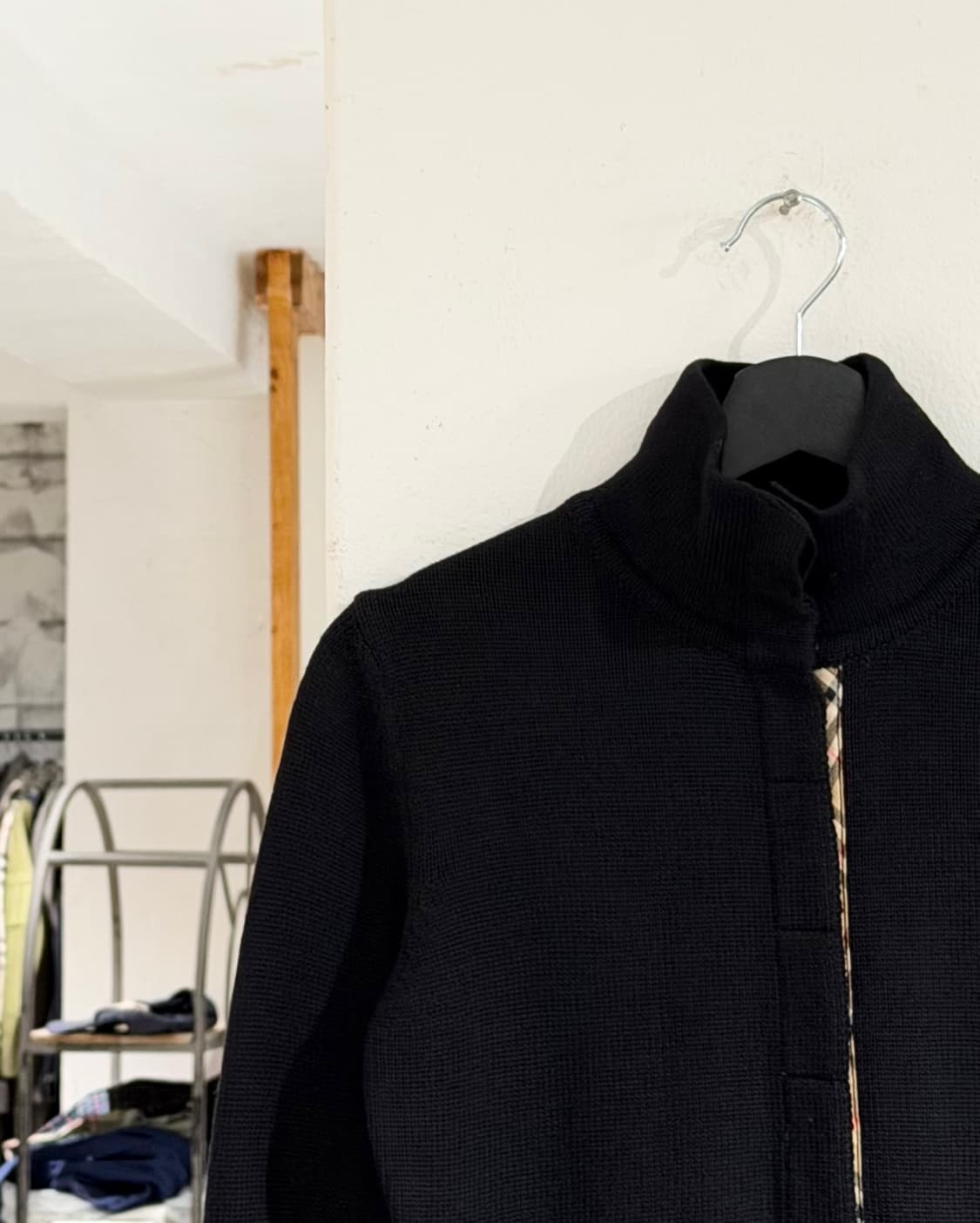 버버리 블랙 울 히든버튼 하이넥 가디건 상품이미지2