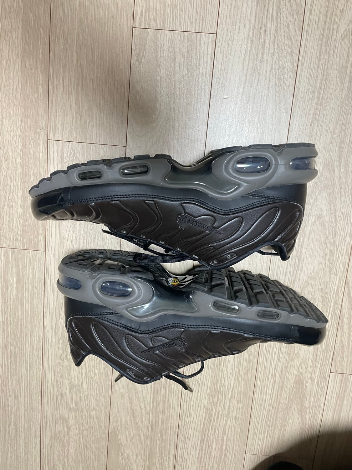 나이키 에어맥스 플러스 프리미엄 블랙 티 앤 페트라 브라운 상품이미지4